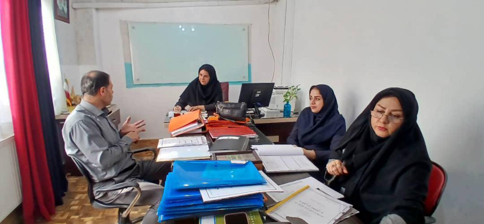 بازدید مسئولین آموزش و پرورش ناحیه دو رشت از دبیرستان دخترانه ستارگان وارسته