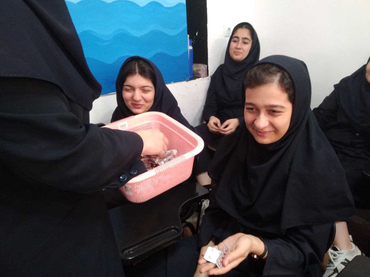 توزیع قرص آهن و ویتامین در دبیرستان دخترانه وارسته